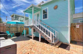 Hidden Hideaway! Bungalow 2 blocks from the beach! Sleeps 3